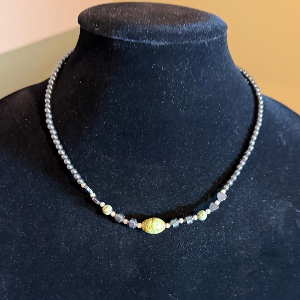 Vintage Black and Green Stone Beaded Choker Necklace 18